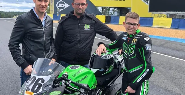 photo alexy négrier (à droite) en compagnie de son parrain, julien canal, et de son père tony. &copy; photo le maine libre