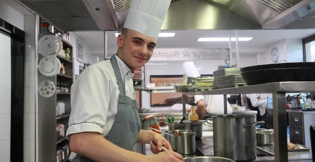 photo kilian lemoine, au poste entremétier en train de gérer les garnitures du restaurant auberge de bagatelle. &copy; le maine libre