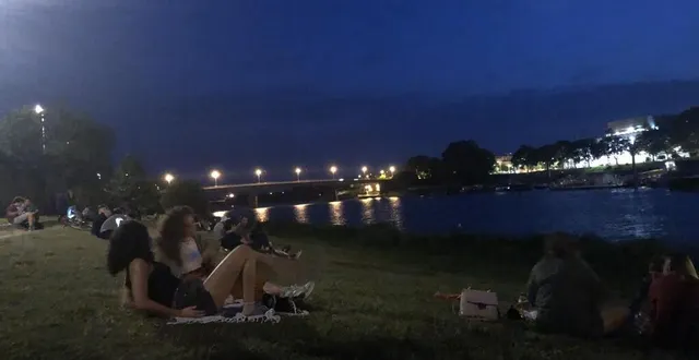 photo le quai ligny, au pied du château et de la maine, est devenu depuis le début du mois de juin le nouvel épicentre de la fête angevine, provoquant le mécontentement des riverains. &copy; ouest-france