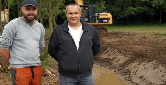 photo olivier houdayer, en charge des travaux, et patrice gautier, président de la gaule tinchebrayenne, qui se réjouit de ces travaux qui ne pourront qu’améliorer le milieu piscicole. &copy; ouest-france