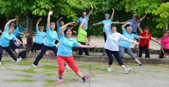 photo marie-thé nicolas, au premier plan, propose des cours de gymnastique. &copy; ouest-france
