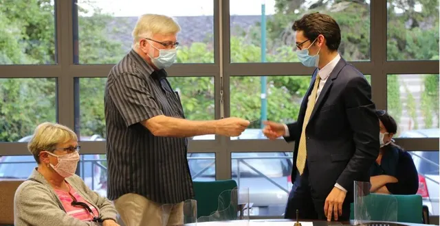 photo pierre houdayer a remis sa clé de mairie à jérôme prémartin, vendredi. &copy; ouest-france
