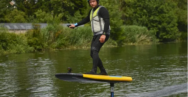 photo la suze-sur-sarthe, mercredi 3 juin 2020. démonstration avec jacques despierres, gérant de la société aventure nautique, qui proposera prochainement des séances d’efoil ou surf électrique sur la rivière sarthe, à la suze, à 20 km au sud du mans. &copy; le maine libre – yvon loué