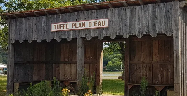 photo descendant à l’arrêt tuffé plan d’eau, les voyageurs peuvent rejoindre le restaurant « le chalet du lac », l’aire de pique-nique ou les bords du lac. &copy; ouest-france