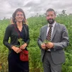photo mareil-en-champagne, samedi 4 juillet 2020. l’agricultrice magalie rhodé et jean foyer devant le champ de chanvre.