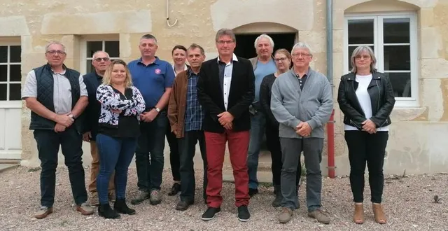photo de gauche à droite au premier rang : christelle verrier, joël caron (maire), laurent gaumont (deuxième adjoint), laurette buchery. au deuxième rang : jean-louis bonnesœur (troisième adjoint), jean moulin, xavier le manahes (premier adjoint), justine jourdan, christian grandperret, raymond powelski, élodie leclair. &copy; ouest-france