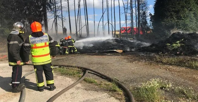 photo un feu a pris dans un corps de ferme, hier. quatorze pompiers de flers et lonlay-l’abbaye étaient sur place. &copy; ouest-france