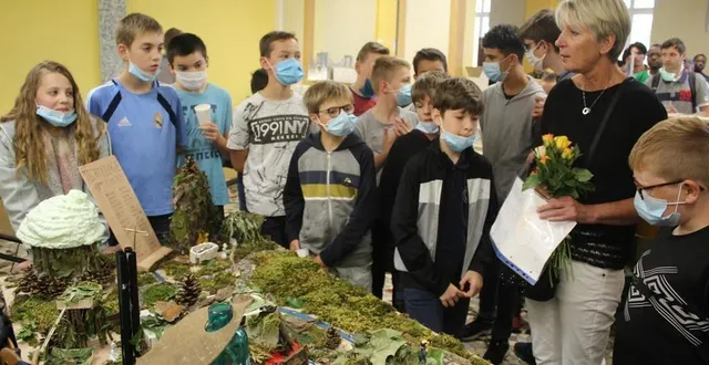 photo les derniers élèves de la carrière de françoise beauvais l’ont remerciée en lui offrant un village schtroumpf créé par leurs soins &copy; ouest-france