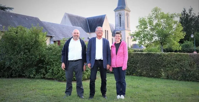 photo au centre jean pierre baelede. à sa droite jean michel cuisinier 1er adjoint et à sa gauche sophie renault 2e adjointe &copy; ouest-france