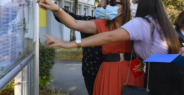 photo le mans, hier. des lycéens moins nombreux que les années précédentes le jour de l’annonce des résultats du bac. &copy; le maine libre yvon loué