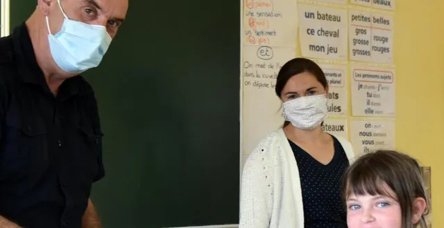 photo à l’appel de chaque élève, le maire, michel froger, a décerné un ouvrage. &copy; le maine libre