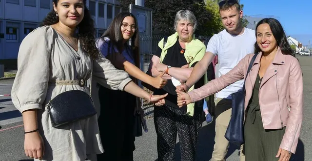 photo véronique cormier heureuse de revoir ses élèves avant de quitter le lycée. professeure et lycées quittent définitivement l’établissement. &copy; photo le maine libre – yvon loué
