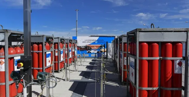 photo aérodrome d’arnage, mercredi 8 juillet 2020. les bonbonnes d’hydrogène sont stockées à côté de la borne de ravitaillement. &copy; le maine libre – yvon loué