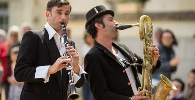 photo la soirée d’été de la ruche débute ce jeudi. vendredi soir c’est un tour du monde musical qui est proposé avec brother kawa de la compagnie ernesto et barytoni. &copy; marc phet 2015
