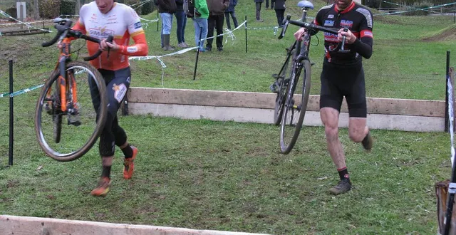photo tony hurel (saint-michel auber 93) et gwénaël fernier (uc montgesnoise) ont assuré le spectacle à saint-michel-de-chavaignes. &copy; cureau stéphane