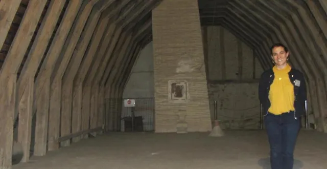 photo solène touchard, guide conférencière du château du plessis-bourré, raconte la mise en place de la découverte des combles. &copy; ouest-france