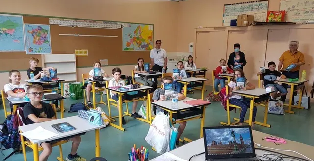 photo sous les yeux de fabien mille, leur professeur des écoles, de josette trémier, adjointe, et d’alain grémillon, maire, les élèves de cm2 sont fiers de présenter les livres qui leur ont été offerts. &copy; ouest-france