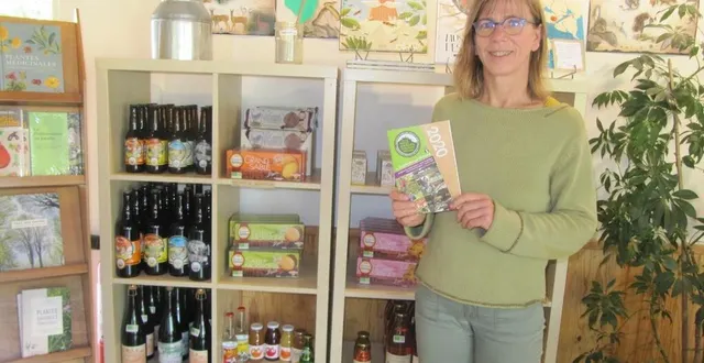photo évelyne ramon, coordinatrice du réseau au sein du cpie des collines normandes, présente le programme d’animations du rsntp à la boutique du café nature de la maison du paysage. &copy; ouest-france