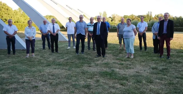 photo didier reveau entouré de ses neuf vice-présidents et cinq membres du bureau délégués. &copy; le maine libre