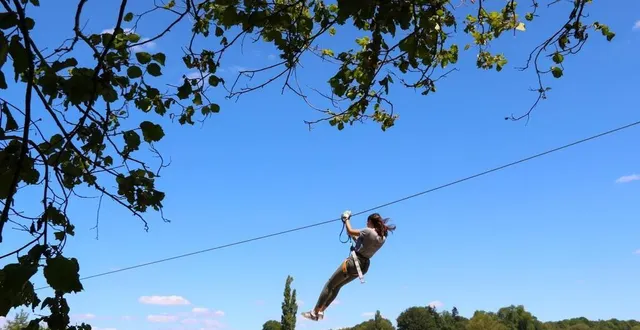 photo deux pour le prix d’une ! sur le parcours, il y a deux tyroliennes à emprunter, l’une de 260 mètres, l’autre, pour le retour, de 180 mètres. &copy; ouest-france