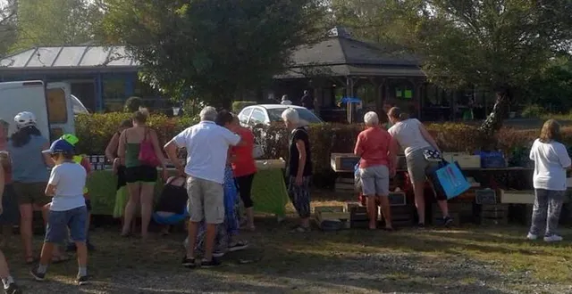 photo marché de producteurs à tuffé. &copy; abbaye de tuffé