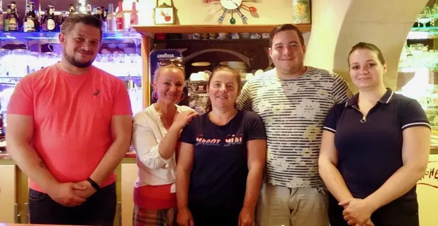 photo au petit bénéhard : sébastien mirjolet, anne-sophie de verchère, christine rousselet, florian mirjolet et mathilde hidoux. &copy; le maine libre