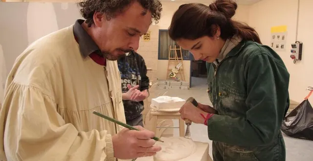 photo l’occasion pour ces jeunes de s’initier à la sculpture aux côtés d’emmanuel seilier juste avant le confinement. &copy; le maine libre