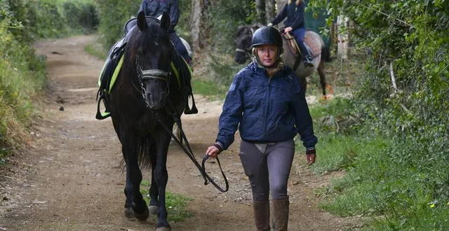 photo balade équestre dans les chemins, du côté de beaufay où existe un sentier dédié à cette pratique. &copy; photo le maine libre – yvon loué