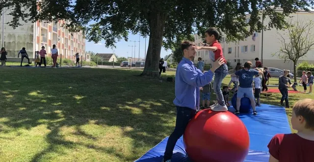 photo raed, 6 ans, du centre de loisirs flash de flers, dans l’orne, tente de tenir sur une boule d’équilibre. &copy; ouest-france
