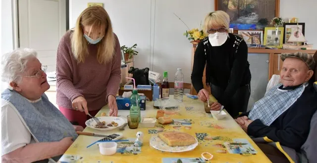 photo jaqueline et roger jodeau, de toute évidence, apprécient de se faire accompagner par leur fille kathy, et les huit aides à domicile dont corinne. &copy; le maine libre