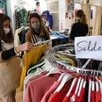 photo de nombreux clients portaient un masque pour faire les magasins, à l’occasion du premier jour des soldes.