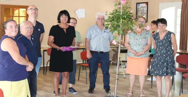 photo après trente-quatre ans, au secrétariat de la mairie de lombron, isabelle laugis, en noir, a décidé de réorienter sa carrière. &copy; le maine libre