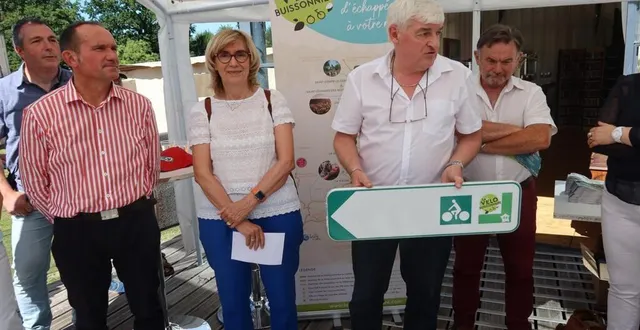 photo véronique rivron, présidente de sarthe tourisme et patrick desmazières, conseiller départemental chargé des itinérances présentent les richesses de la vélobuissonnière &copy; le maine libre