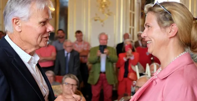 photo bénédicte de foucaud a reçu la distinction des mains de joël méténier, président de la communauté de communes 4cps. &copy; le maine libre