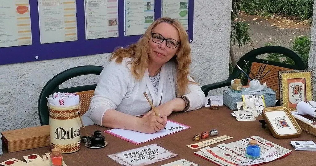 SainteSuzanneetChammes. Au VVF village, Nika calligraphe fait