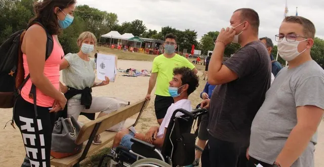 photo au point 6 avec sabine, dylan, paul et romain, de l’association apajh d’allonnes, accompagnés de camille, éducatrice, réfléchissent à l’énigme posée. &copy; le maine libre