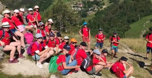 photo et l’après-midi, découverte de la montagne, sous le soleil, au travers de multiples activités : randonnée, tyrolienne, accrobranche. pas le temps de s’ennuyer ! &copy; dr