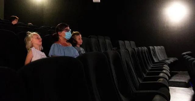 photo le 22 juillet, une spectatrice porte un masque de protection dans un cinéma de rennes, obligatoire dans l’entrée mais pas dans la salle. depuis leur réouverture, les cinémas ne parviennent pas à retrouver leur fréquentation habituelle. &copy; remy chanteloup, ouest-france