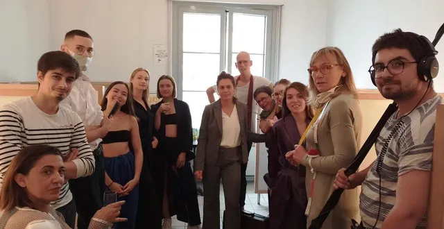 photo la compagnie de théâtre bleu 202, en tournage, prépare les lèche-vitrines numériques. &copy; ouest-france