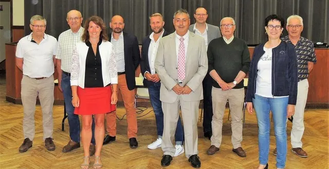 photo autour de michel leroy, président, de g. à d. : marc mercier ; prosper vadé ; cindy gautier ; yvan bosnyak ; christophe ledieu ; benjamin laburthe tolra ; jacques lacoche ; françoise lelong et philippe lebert. &copy; le maine libre
