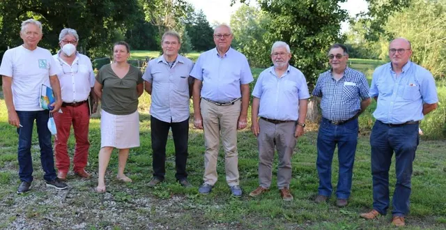 photo de gauche à droite : joël hubert, gérard grager, amélie lechat, jean-louis clément, francis belluau, albert geslin, jean louis latouche, joël aubert. &copy; le maine libre