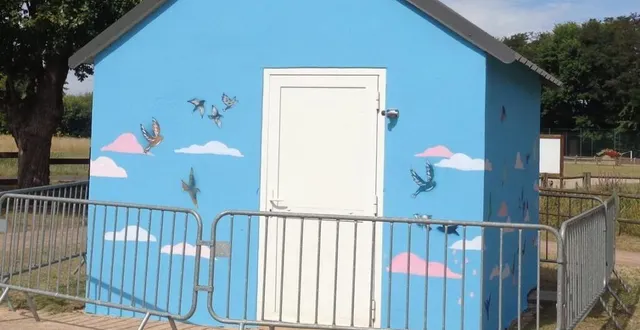 photo le dessin du bâtiment encore en cours d’exécution est protégé pour laisser sécher la peinture. &copy; le maine libre