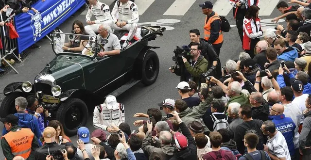 photo le mans. la parade des pilotes est avant tout un moment de rencontre, où le public vient pour l’ambiance et l’esprit de fête. &copy; archives le maine libre – denis lambert
