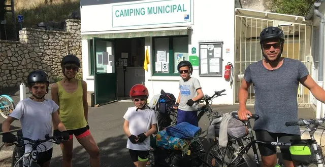 photo originaire de caen, la famille simon est de passage dans le thouarsais avec la vélo francette. de gauche à droite : jules, carole, adèle, louis et bertrand. &copy; co – chadi yahya