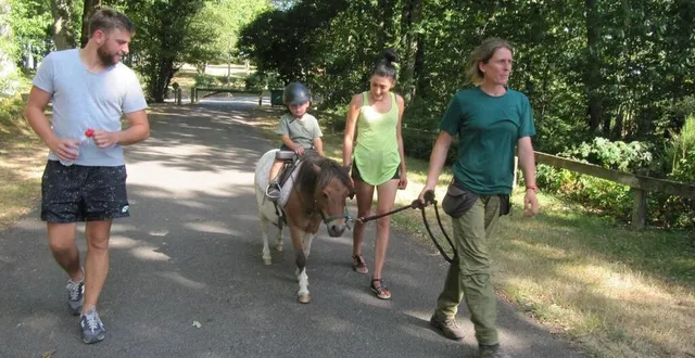 photo dernière balade de la journée pour annie, avec un enfant de trois ans et ses parents. &copy; ouest-france