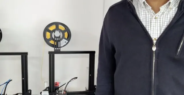 photo miguel fimiez et ses imprimantes 3d en pleine production &copy; ml