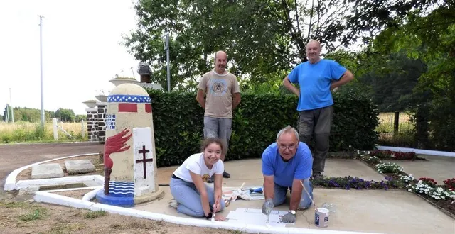 photo les bénévoles du souvenir français embellissent l’entrée du monument hercule – sacristain – buckmaster. devant, léa et son grand-père, jean-louis belleuvre, et au second plan de gauche à droite, patrick huard et christian royer. &copy; le maine libre