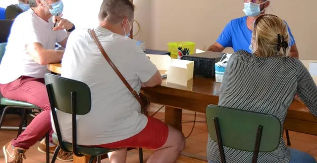 photo philippe chartier (à gauche) et les conseillers municipaux ont également évoqué l’invasion d’insectes. &copy; ouest-france