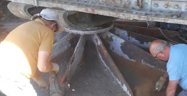 photo un véritable travail de titans sous le pont roulant. &copy; ouest-france