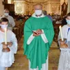 photo le père henry fautrad et les deux enfants de chœur ont accueilli le public.